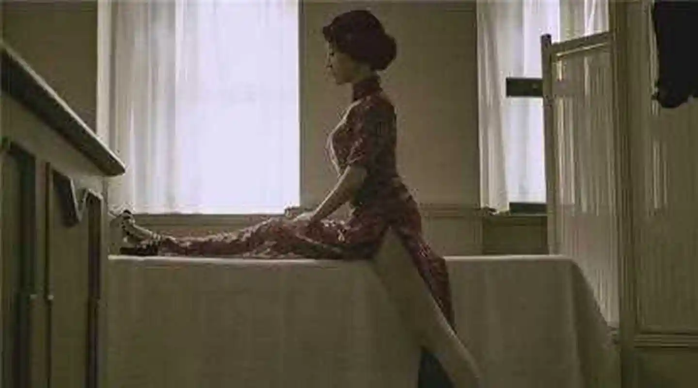 电影《邪不压正》中有一场彭于晏给许晴打针的戏份,堪称名场面之一,让