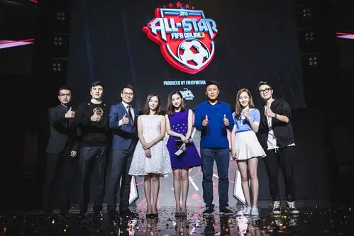 传奇球星李玮峰 张恩华亮相