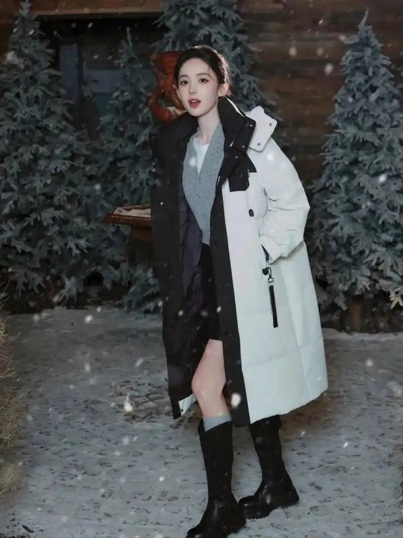 古力娜扎带火一种新穿法:长款羽绒服 超短裙 长筒靴,保暖又时髦