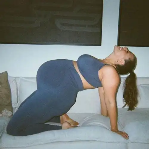 包括自己硕大的肚子,妊娠纹也清晰可见