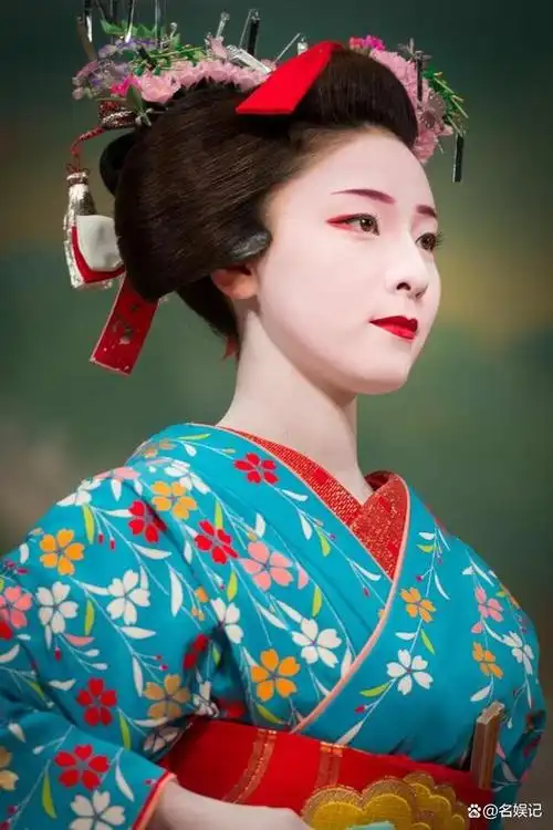 例如,她们穿着日本传统和服,梳着传统发型和白色脸庞的妆容