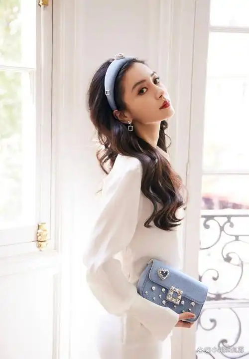 杨颖新造型:百搭又时尚的衬衫裙,穿出清新亮丽,风情万种范