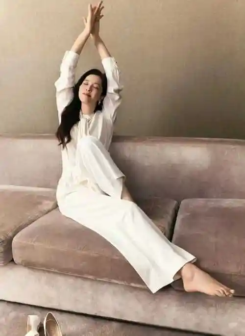 曾黎光脚丫自拍惊艳,气质超凡脱俗,美得宛若仙子!