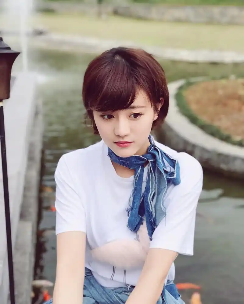 长相甜美,豪爽大气的气质,出类拔萃的外貌而被誉为女性偶像