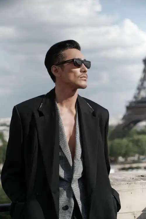 胡兵52岁生图状态太顶了##胡兵真空西装撕裂感