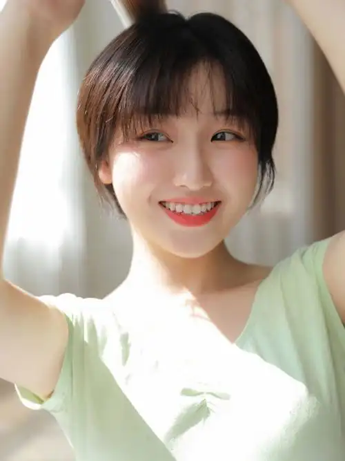 利落短发大眼睛漂亮纯美少女身着舞蹈服跳舞