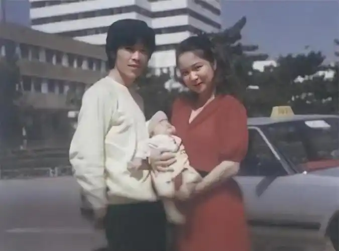 毫不掩饰地爱与在意打动了蔡明,于是她与丁秋星暗暗牵手.