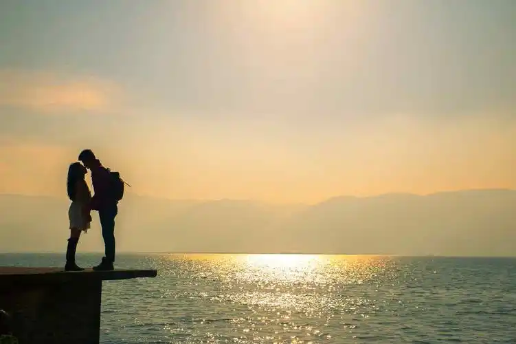 大理洱海情侣甜蜜美拍风景图片桌面壁纸