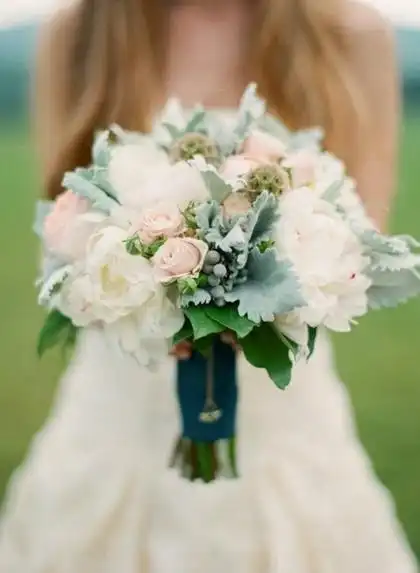 生命是最宝贵的礼物手捧花唯美图片