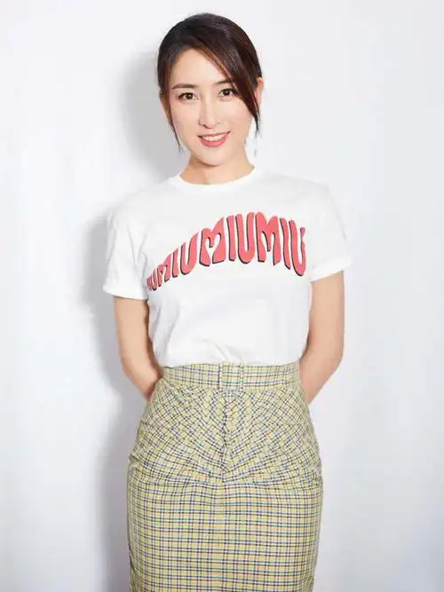 马苏这回美得不可方物穿薄纱连衣裙在海边凹造型奢华惊艳