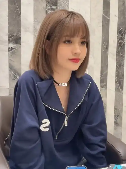 适合圆脸的齐肩发减龄发型