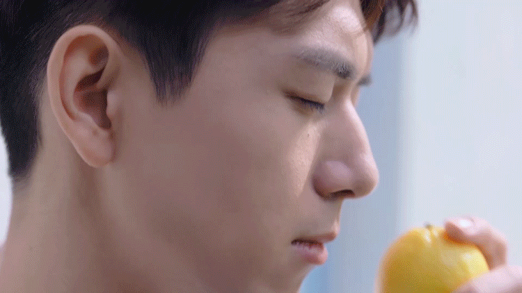 今日,品牌释出代全球香氛大使李现的动图三张,似乎隔着屏幕都能闻到