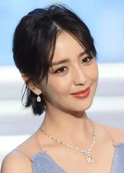 佟丽娅长胖了,相较于以前尖尖的下巴,双颊似乎圆润了不少,脸圆了一圈