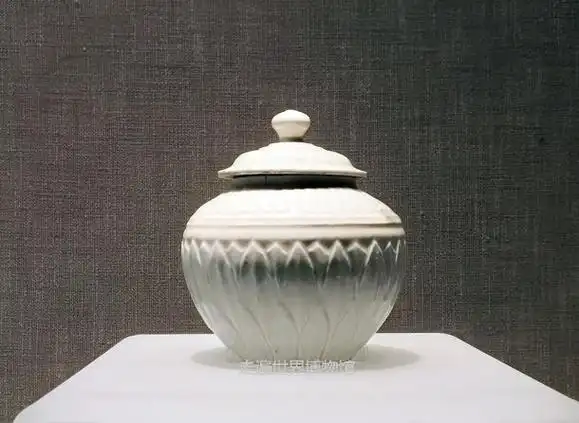 定窑白釉刻莲瓣纹盖罐,北宋;首都博物馆藏.
