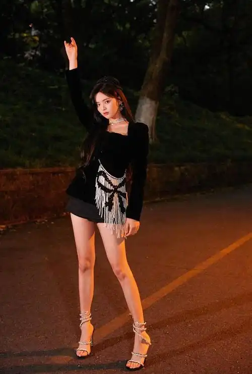 杨超越成功带火"缠绕鞋",看清穿后效果:这腿才是被上帝吻过