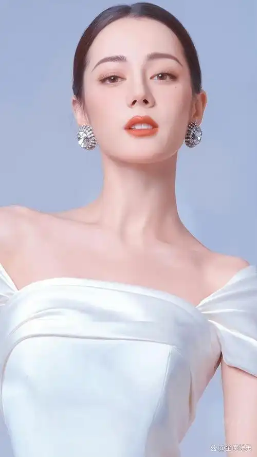 迪丽热巴是当下最受欢迎的女明星之一,她不仅有着甜美的外貌,还有着令