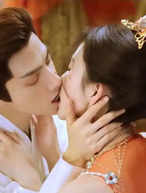 吻戏花絮脸红心跳,白鹿片场笑得好害羞,还指挥罗云熙脱衣服