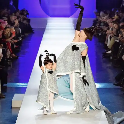 spring 2018 couture的时装秀时,更和妈妈一起在台上大摆pose,毫不畏