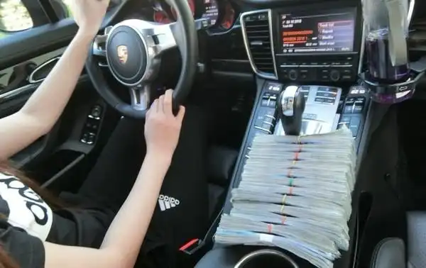 这样开车最爽!正妹网红千元钞「塞满保时捷」(图/翻摄爆废公社)