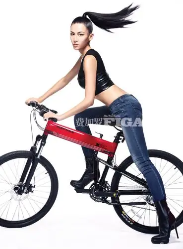 功夫女星张蓝心为《费加罗》杂志拍摄拍摄一组专访写真,黑色皮裤搭配