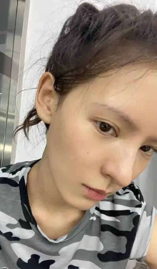 张予曦晒日常健身照身材完美素颜怼脸拍状态超好