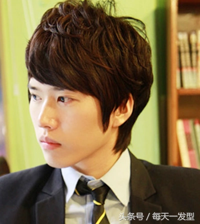 剪什么样的发型却要根据气质身份来选择,多款适合方脸男生的短发设计