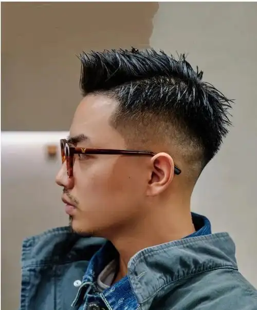 周边头发铲短,显得干净又利落,头顶头发梳个三七分的造型,帅气时尚很