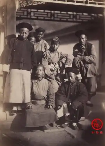 晚清老照片:少女剃光前额头发,大臣面带微笑