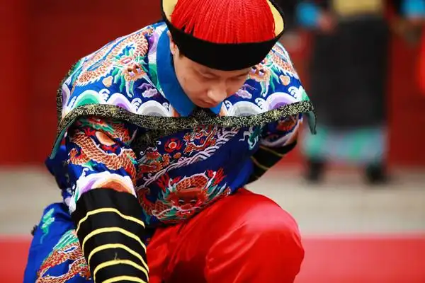 庄王爷接旨出巡