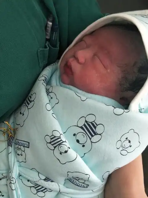 宝宝出生的第一天是不是好脏啊