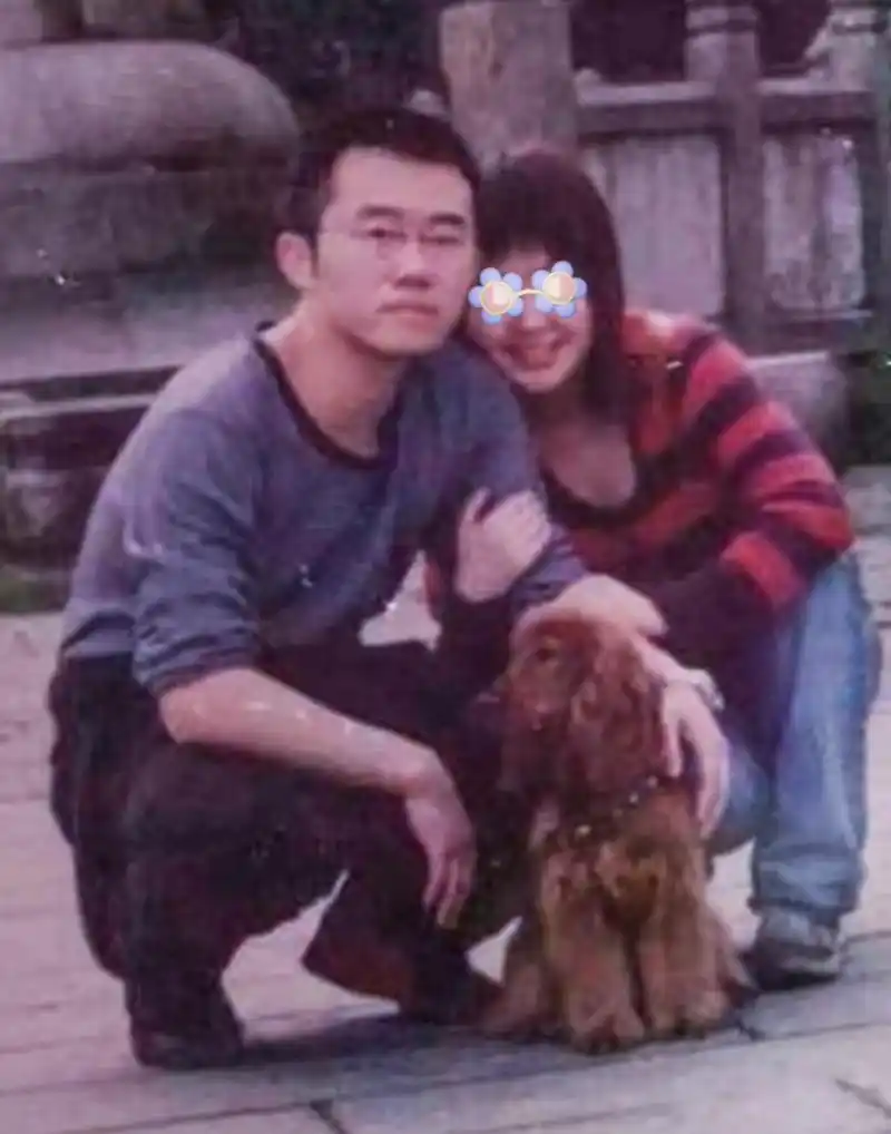 曾有过"离婚三次"的传闻,但涂磊亲自晒出结婚证澄清,力证传闻不实