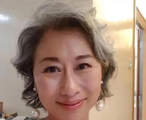 被4位女星惊艳到白发不染,不整科技脸,用松弛感诠释优雅老去