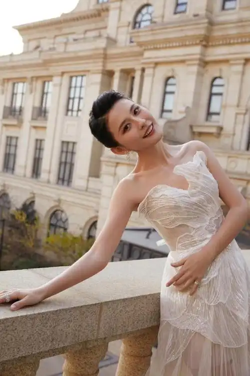 热依扎再现大尺度穿搭穿透视纱裙出席国剧盛典优雅又性感