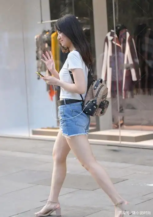 白色短袖搭配牛仔短裤,简约又减龄,漂亮大方