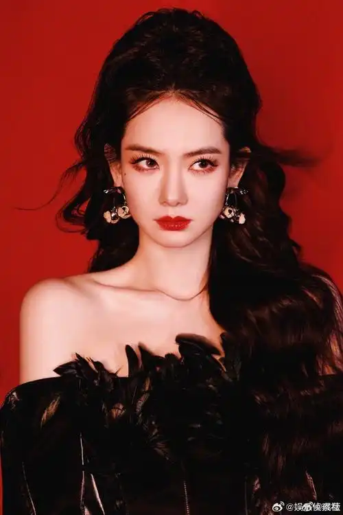 戚薇纯黑羽毛裙##戚薇黑天鹅羽毛裙