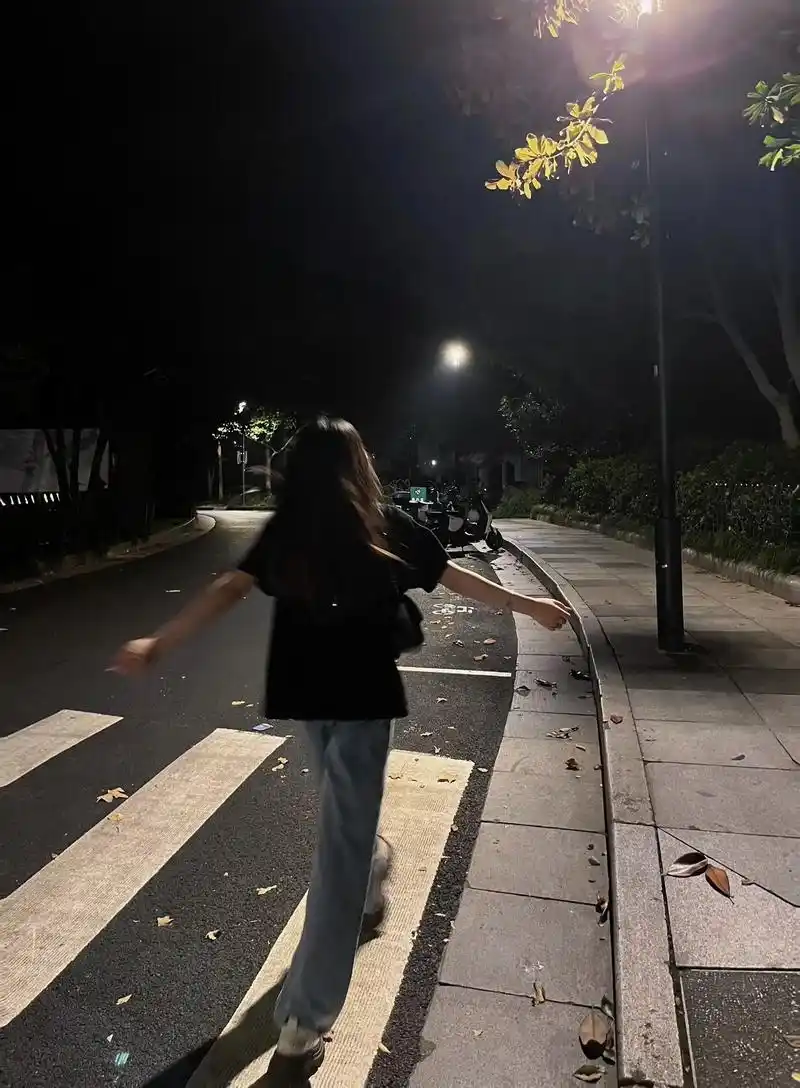 人海未见之时我亦独行.#原相机 #背影 #路灯下 #氛围感 - 抖音