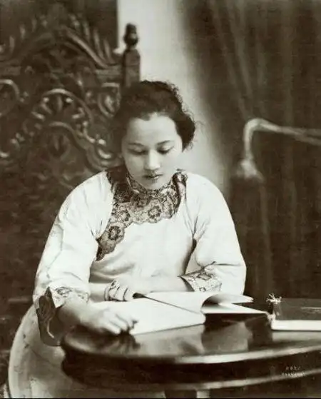 湖北频道 原标题:青年宋庆龄美照:一代国母气质非凡     这张照片被誉