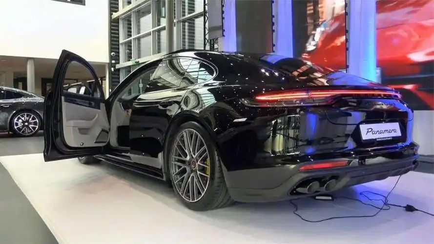 2021款保时捷帕纳梅拉panamera,打开掀背式后备箱,不要太帅了