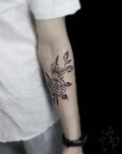 素花纹身图片_手臂点刺素花赤峰小清新纹身图案