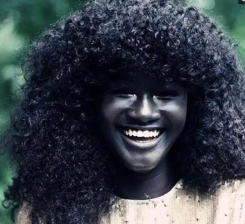 非洲女孩因长得黑被人歧视, 最后用自己长相和自信, 赢得大家认可