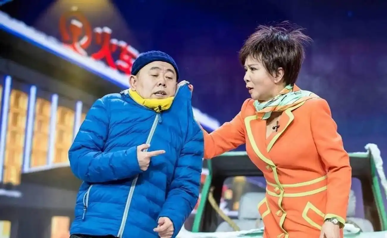 2010年,郭达送蔡明回家,一到家门口,就看到蔡明的老公一脸不高兴,进门