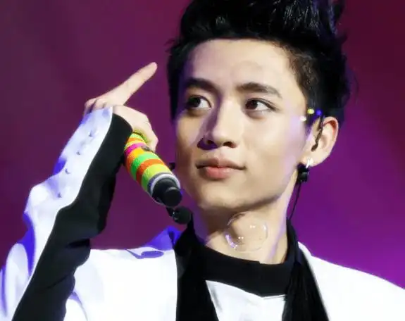 魏晨:朋友买房他送现金,出道多年零绯闻,娶大学女友很幸福_比赛_发展