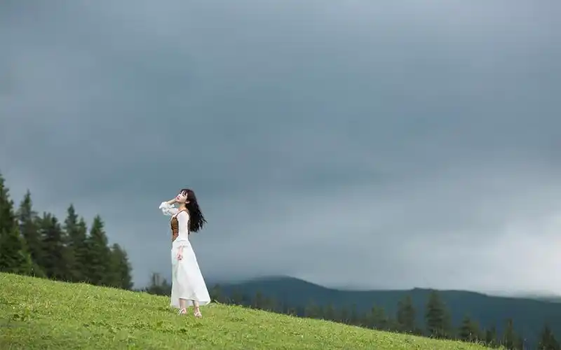 美女户外清新的动物写真图片桌面壁纸-美女壁纸-壁纸下载-美桌网