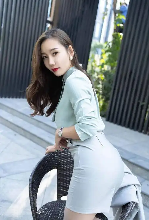 选择简洁轻盈的职业装,时尚精致非常显女神范