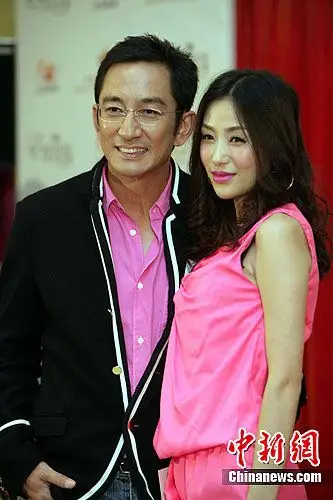 艺人吴启华携年轻太太石洋子返港亮相