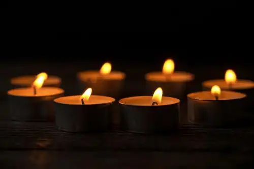 燃烧的蜡烛缅怀和祭奠静物照