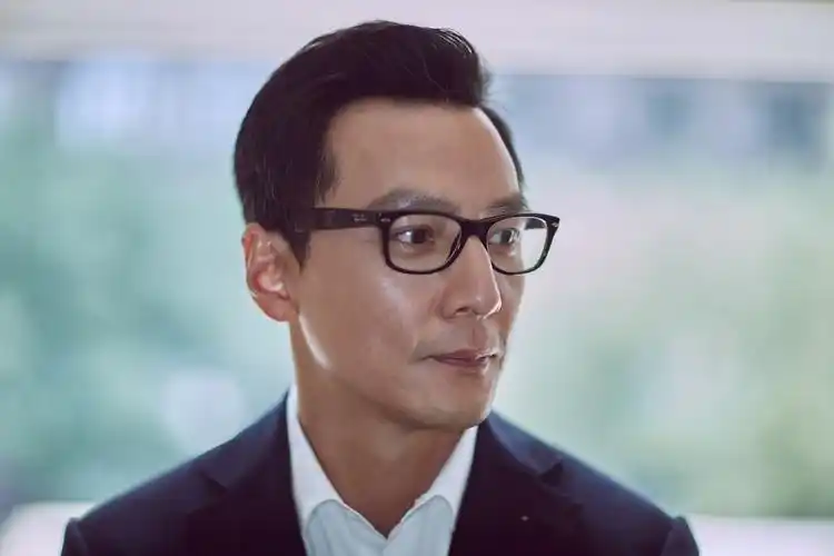 该嫁的男人!吴彦祖戴眼镜儒雅 年龄渐长更显魅力