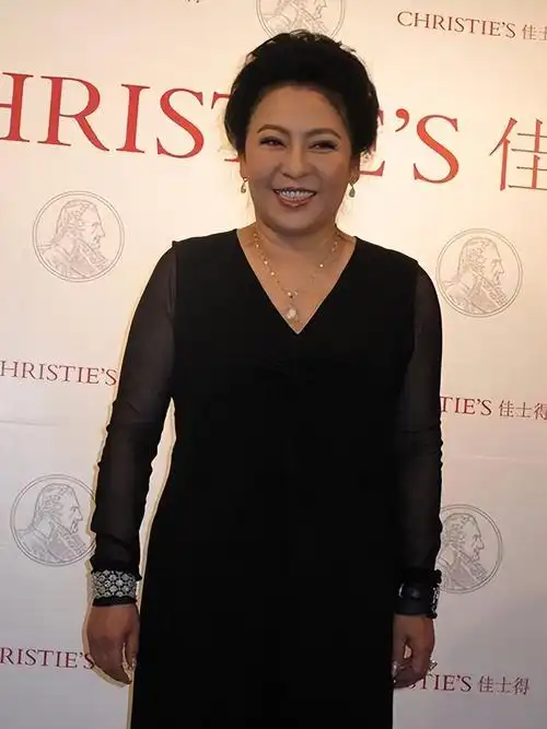 "向太"陈岚:戴75克拉巨钻,永远站c位,年轻时美貌不输关之琳