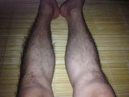 不过,男性之间腿毛也是有区别的,有的男性腿毛多,浓密,而有的男性少