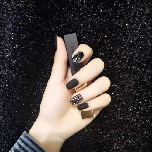 酷黑美甲在春季更加时尚个性显白!_黑色
